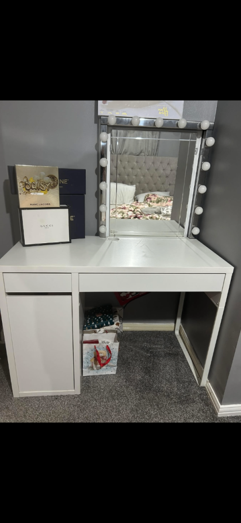 Dressing table lights and mirror