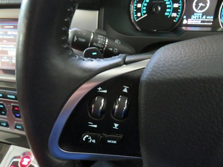 JAGUAR XF 3.0d S V6 Portfolio Sportbrake Auto Euro 5 (s/s) 5dr White Auto Diesel