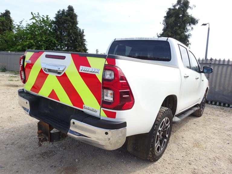 2021 71 REG TOYOTA HILUX INVINCIBLE D-4D 4WD DIESEL AUTO DAMAGED SALVAGE