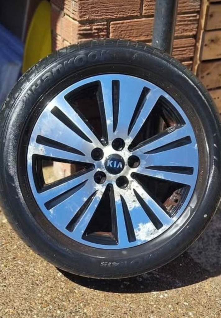 Kia 18in Alloy with tyre 235/55/18