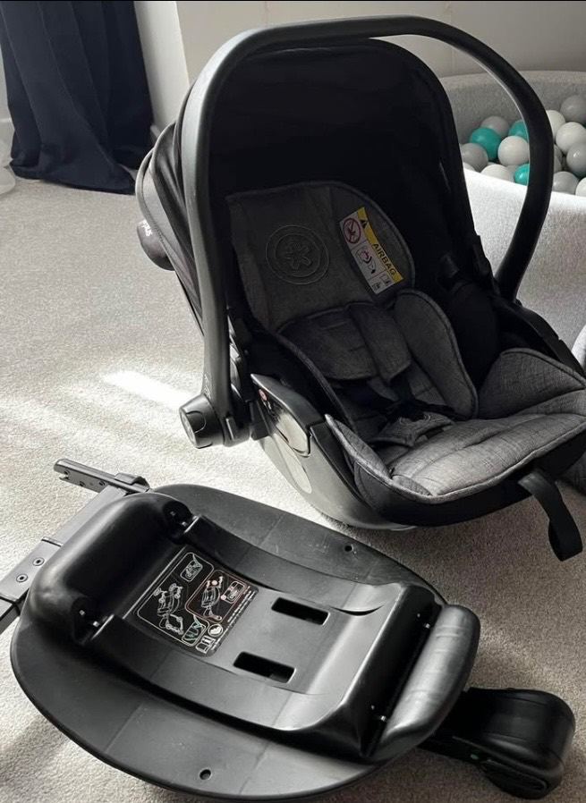 Kiddy Evoluna i-Size 2 car seat with ISOFIX base