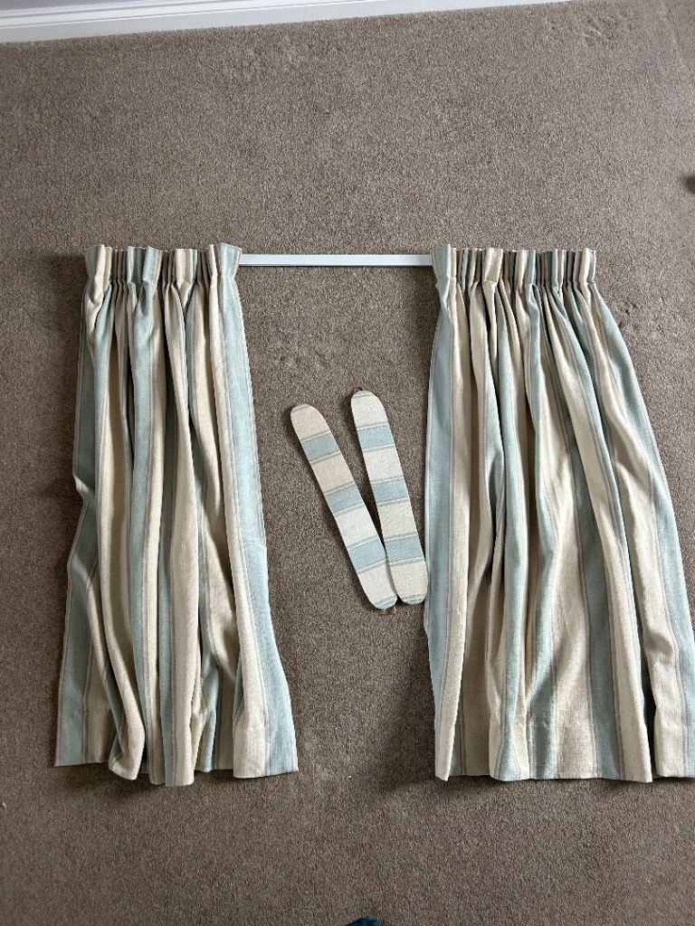 Curtains with tie backs, rail and mounting brackets