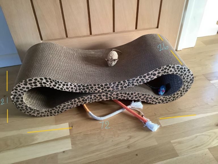 Cat figure of eight scratch board 