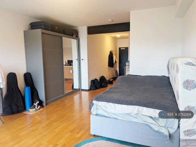 Studio flat in Victoria Villas, Richmond, TW9 (#2752269)