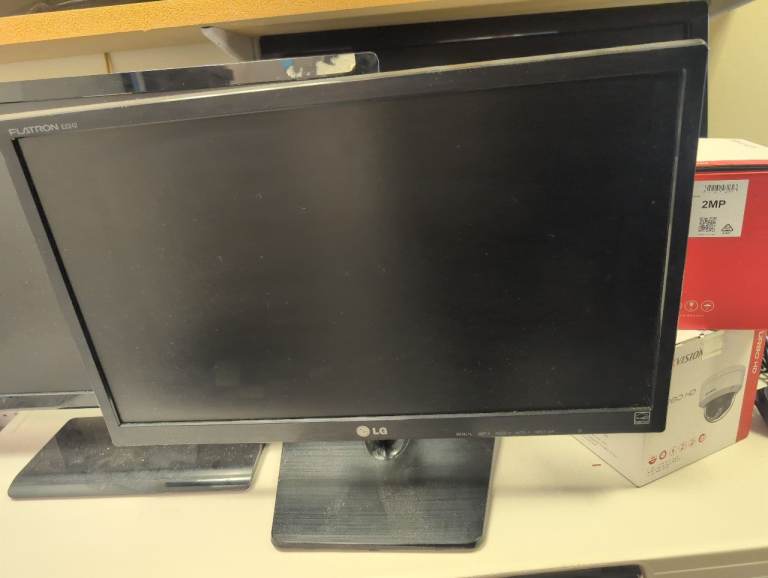 5 x Computer Screens