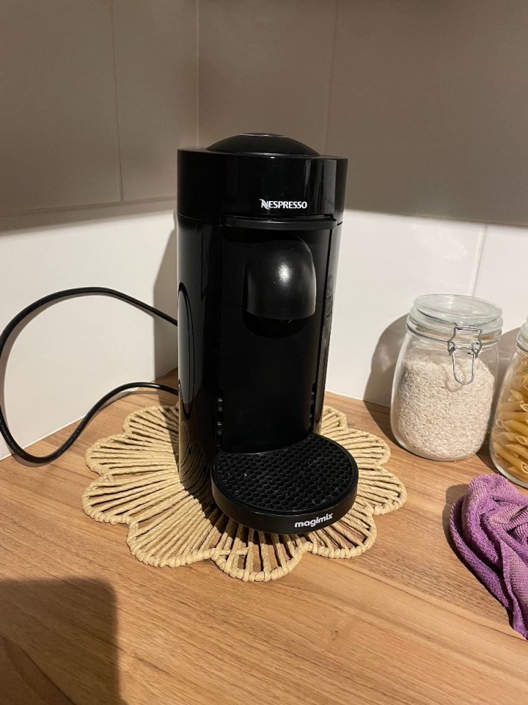 Nespresso coffee machine LIKE NEW