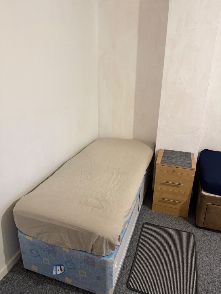 Double Twin Room for 2 boys in Crawley 