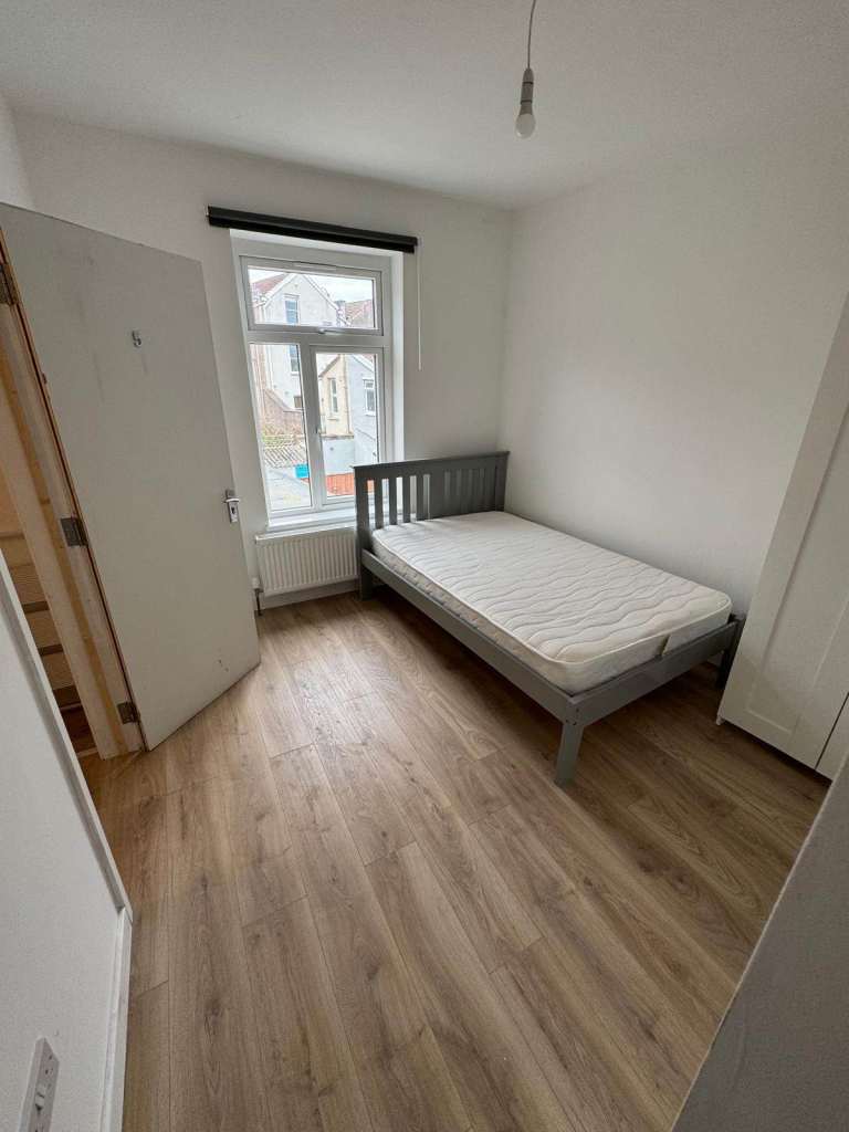 Spacious & Cosy Ensuite Room for Rent in - BS2 9QD