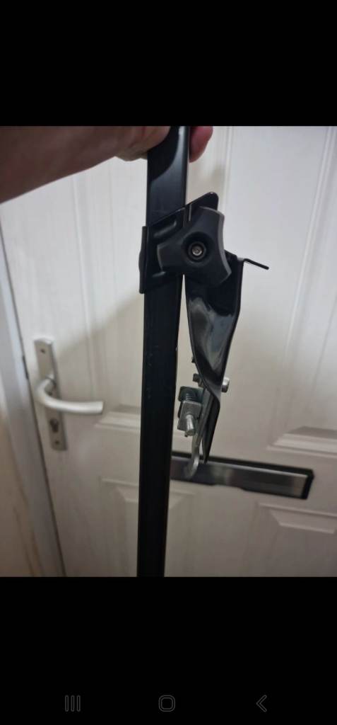 UNIVERSAL  CAR ROOF BARS FOR CARS WITH RAIN GUTTERS