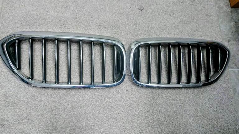 PAIR OF FRONT KIDNEY GRILLES BMW 