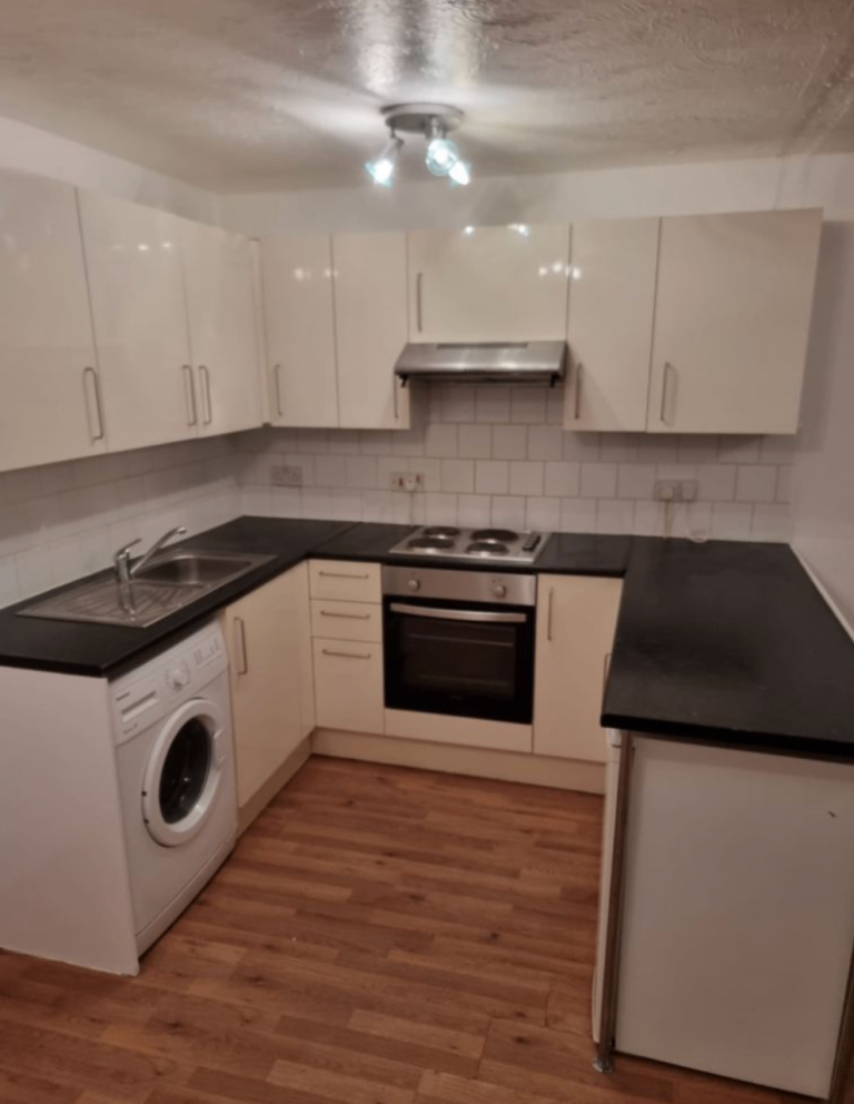 Modern 1-Bedroom Flat | Renovated | Fitted Kitchen | Parking | Abingdon Close, Southwark, London-SE1