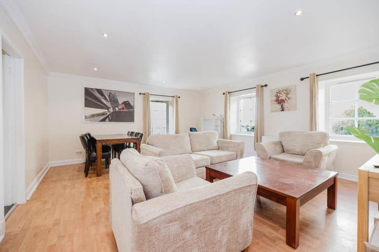 Attractive, 3 bed plus box room flat with resident gym/pool facilities, in Dalry – available NOW