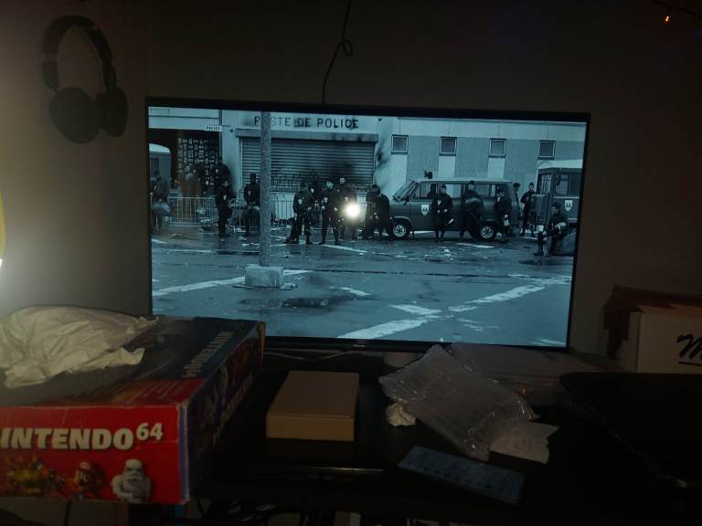 ROKU 40 INCH SMART TV ALMOST NEW