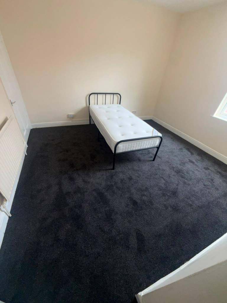 3 Bedroom Family Home | Leeds | Modern Kitchen | Spacious | Available Now