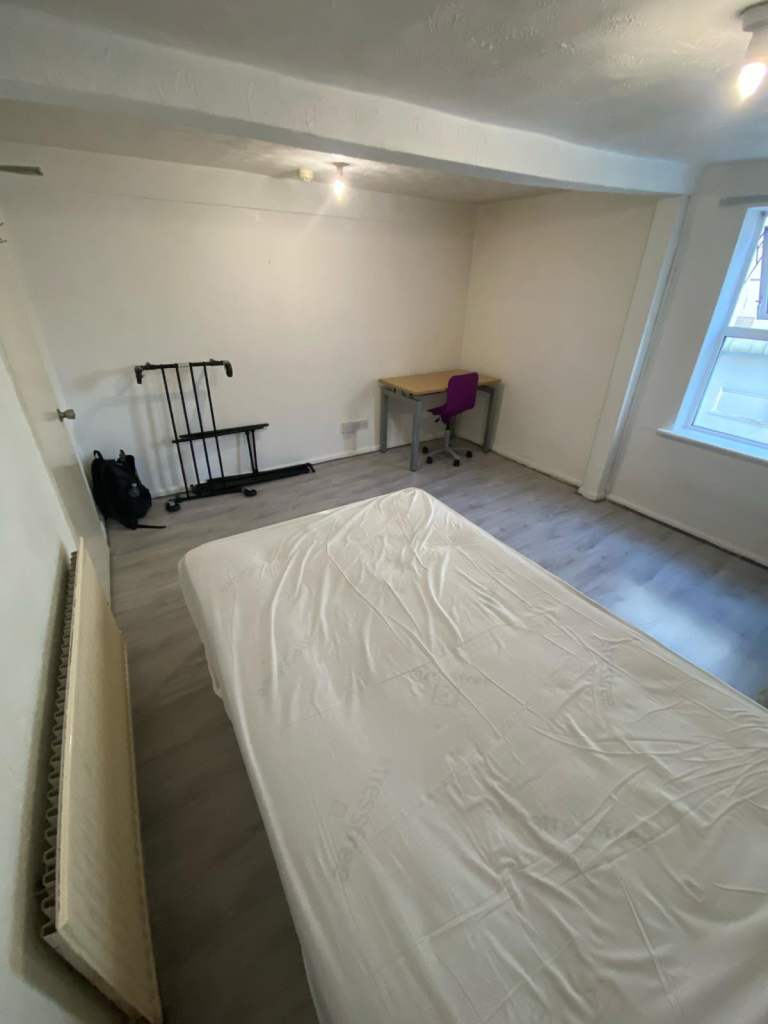 large room to rent in luton town centre