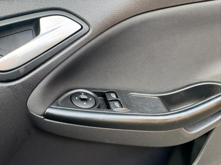 2013 Ford Focus 1.6 125 Zetec 5dr Powershift HATCHBACK Petrol Automatic