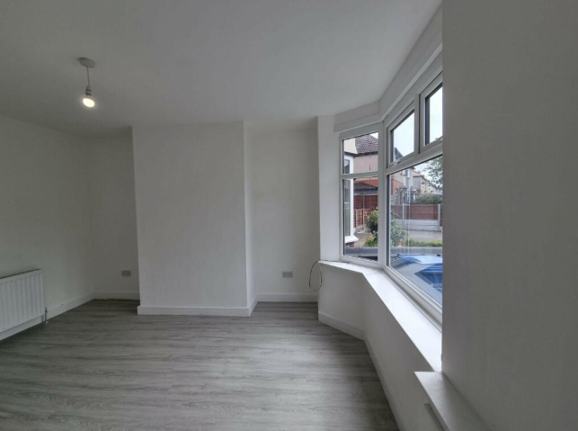 3 Bed House Stockport SK5 Near Brinnington Station | COMPANY LET ALLOWED
