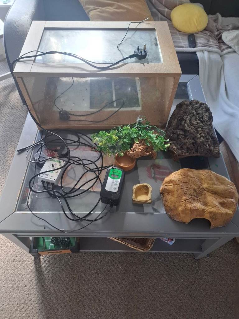 Tank with heat mat and accessories