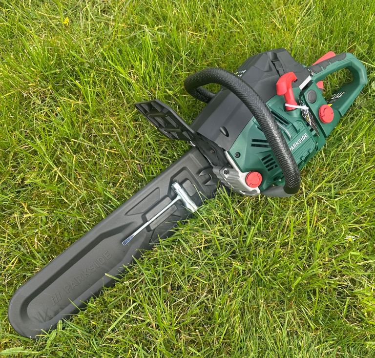 Brand New petrol chainsaw 53cc 18”bar chain saw & accessories NEW