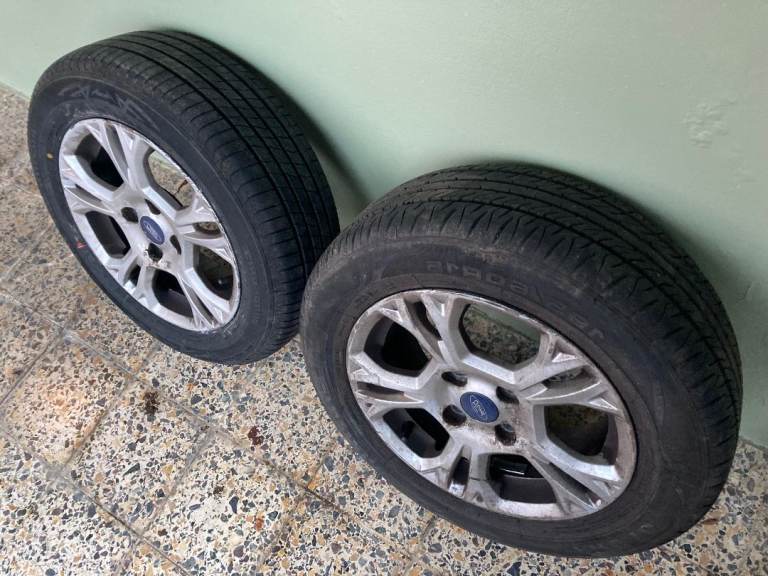 2 x Ford B-Max (2013) wheels with nearly new tyres