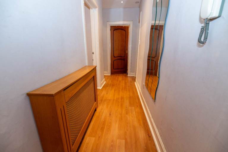  NOT HMO: Stunning, 3 bedroom, 1st floor flat in Southside – available January