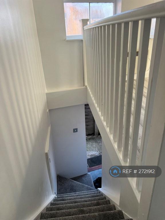 1 bedroom flat in Reading Road, Pangbourne, Reading, RG8 (1 bed) (#2721912)