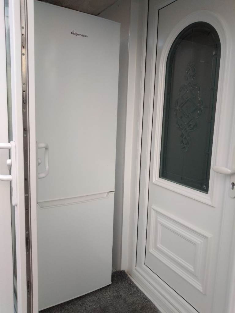 Lovely white 6ft tall frost free fridge freezer+good working order+DELIVERY 