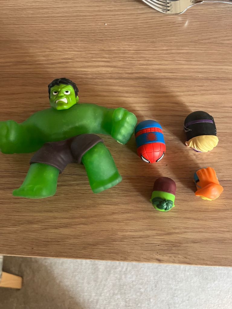Marvel stretch hulk and four mini figures 
