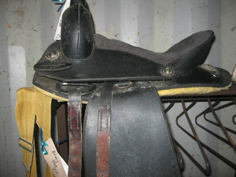 MODERN BLACK LEATHER & SUEDE PONY SIZED WESTERN STYLE SADDLE. GOOD ORDER. COMFORTABLE