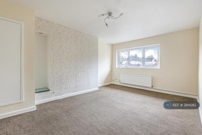 2 bedroom flat in Duchess Of Kent Drive, Chatham, ME5 (2 bed) (#2814282)