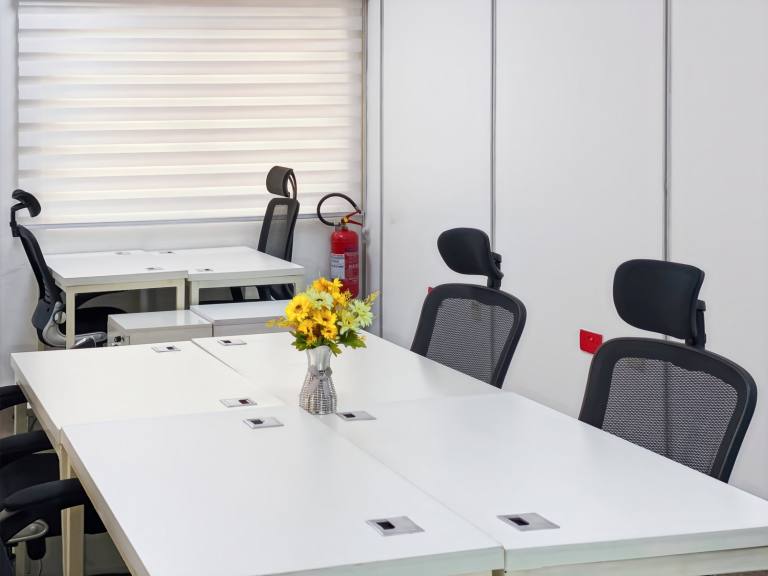 Cardiff - CF23 8RU \ Flexible Office Rental with Capacity for 15 Desks