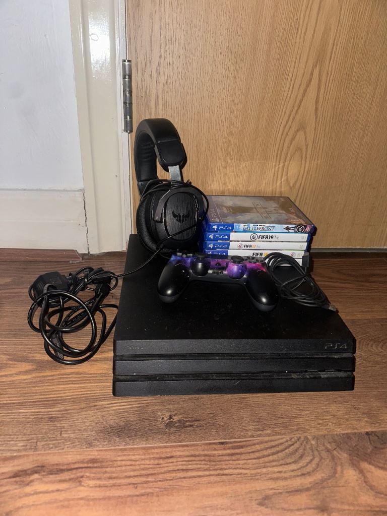 PLAYSTATION 4 PRO - GALAXY CONTROLLER - 5 GAMES - 1 HEADSET