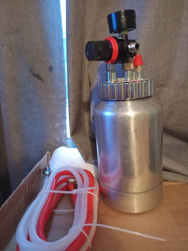 Suction feed airsppray gun and tank with  3 metre of in and outlet pipe,