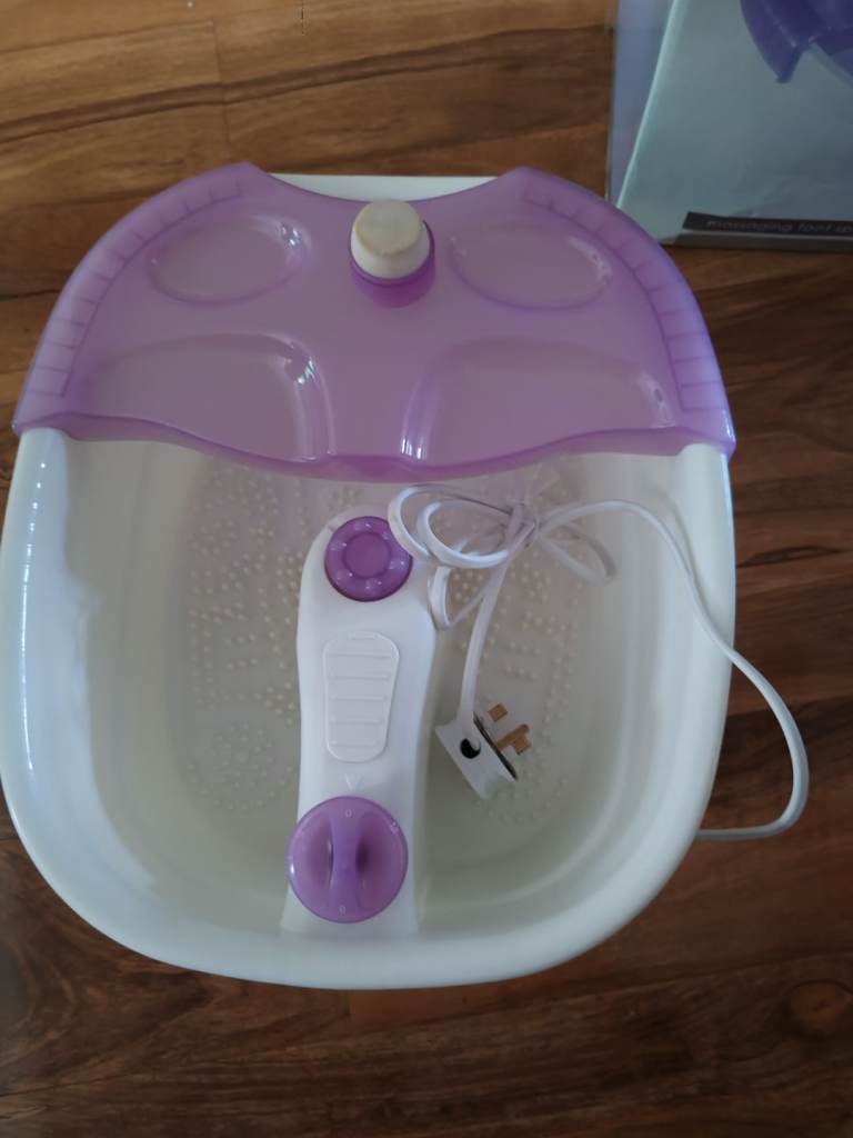 Massaging foot spa