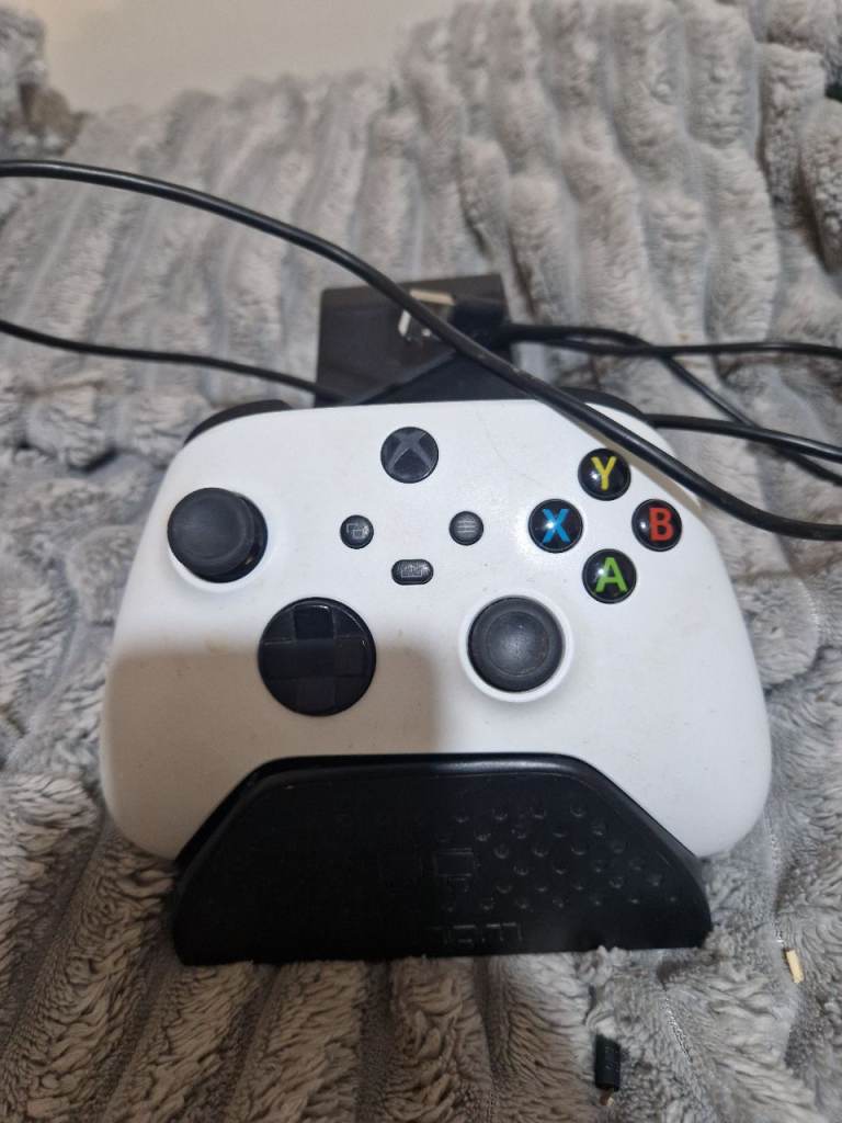 Xbox Series X/S Controller with Venom Charging Dock – White, Good ...