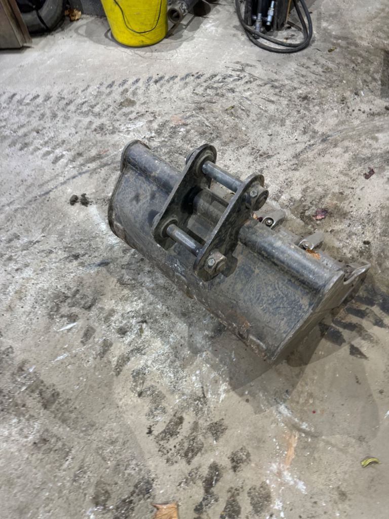 750 mm bucket with 35mm pins fits 3 ton bobcat