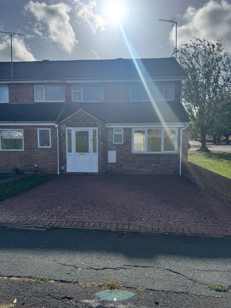 3 bedroom semi detached house in quiet cul de sac in liden, Swindon