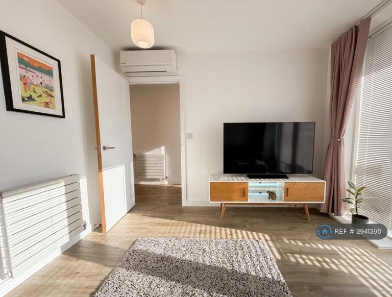 1 bedroom flat in Bond House, London, SE14 (1 bed) (#2941396)