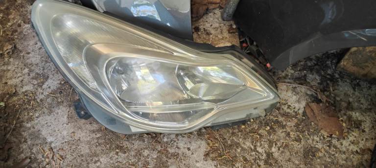 2011 corsa d exclusive 1.2 off side drivers headlight facelift good condition 
