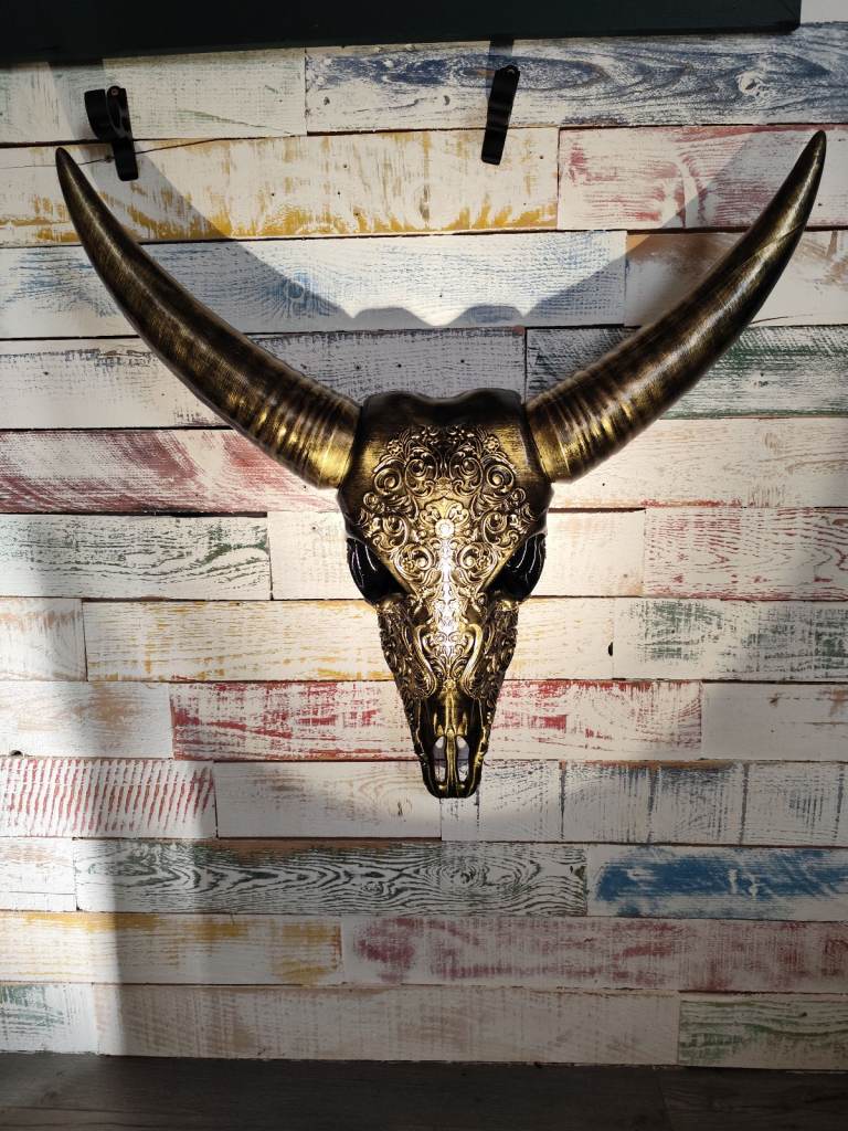 Carved buffalo or sheep skull in gold or silver gild. Large or XL