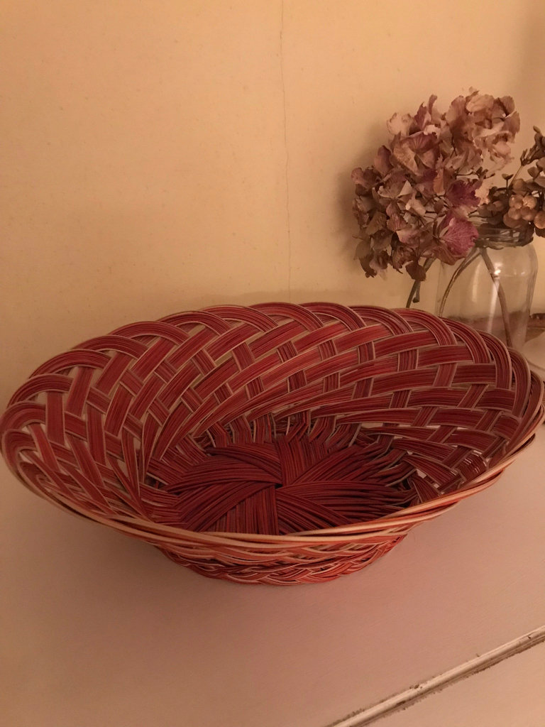1  Wicker Basket.  ( storage/ picnic/ fruit/ bread/ decorative )