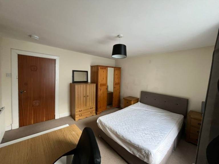 Super central spacious double bedroom