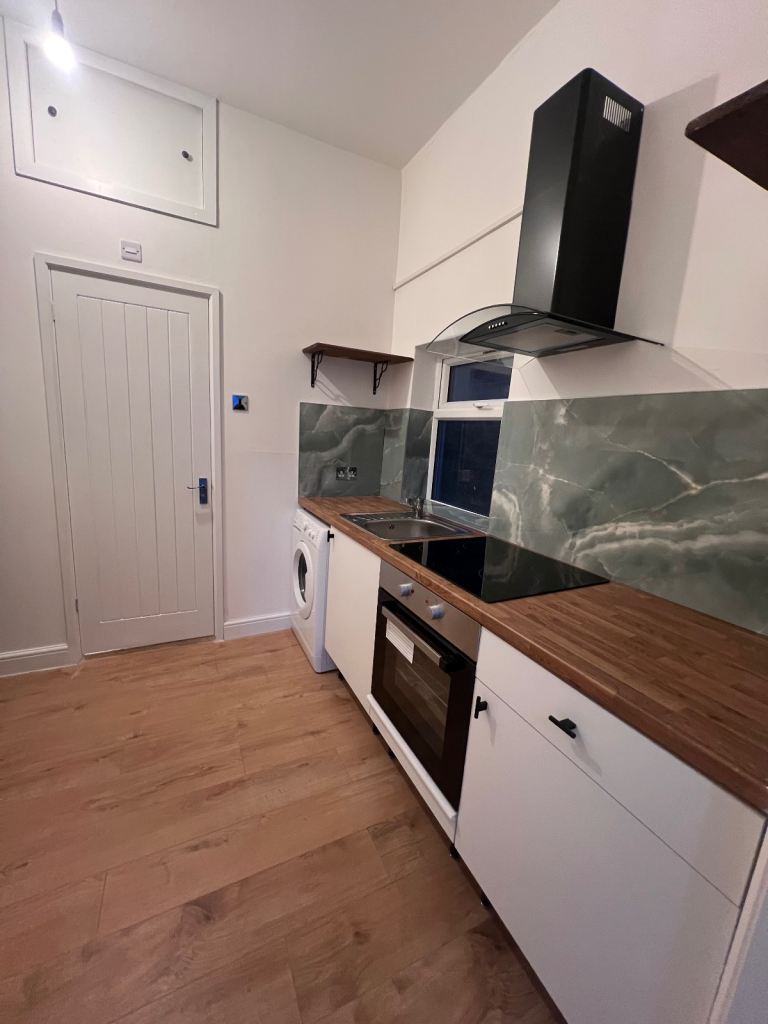One bed flat/studio - newly refurbished with new appliances Bills included 
