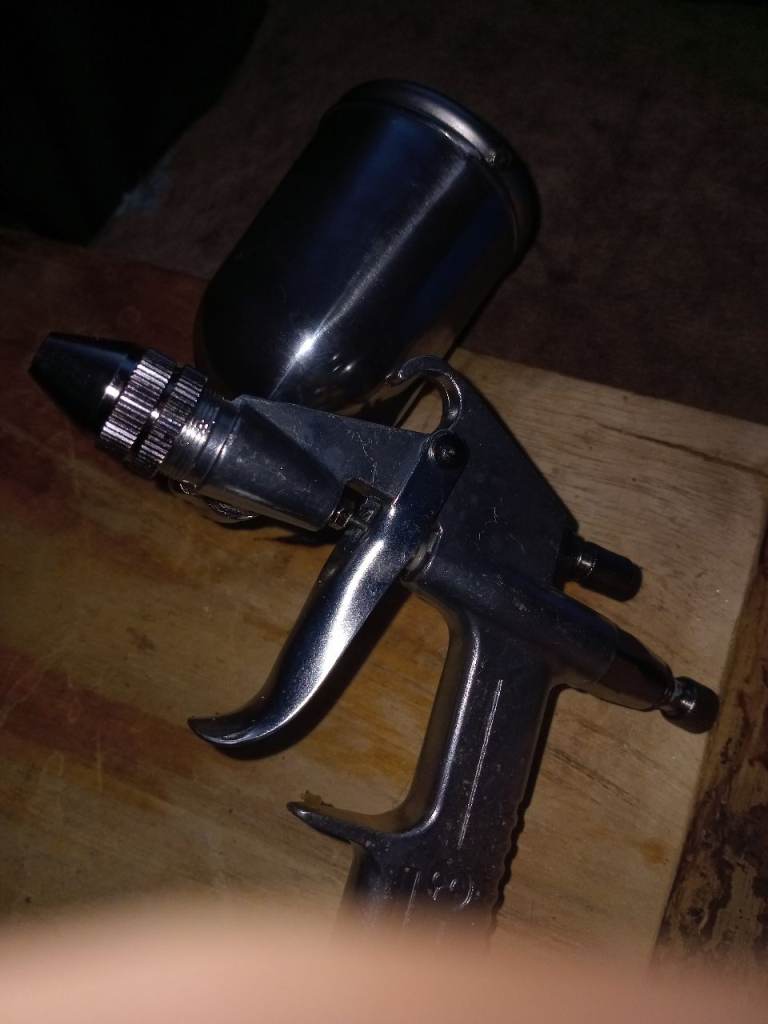 Suction feed airspray gun with 600mm metal tank and lid