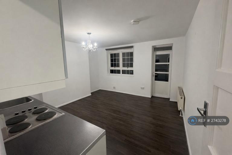 3 bedroom flat in Sussex Court, Mitcham, CR4 (3 bed) (#2743278)