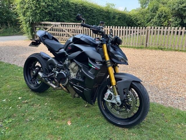 2021 Ducati STREETFIGHTER V4S Akropovic Exhaust, Thousands Spent !!  Petrol Manual