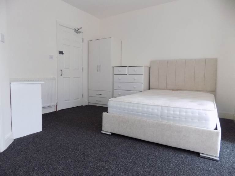 Available Now - Studio Room - En-Suite Bathroom - Includes Bills