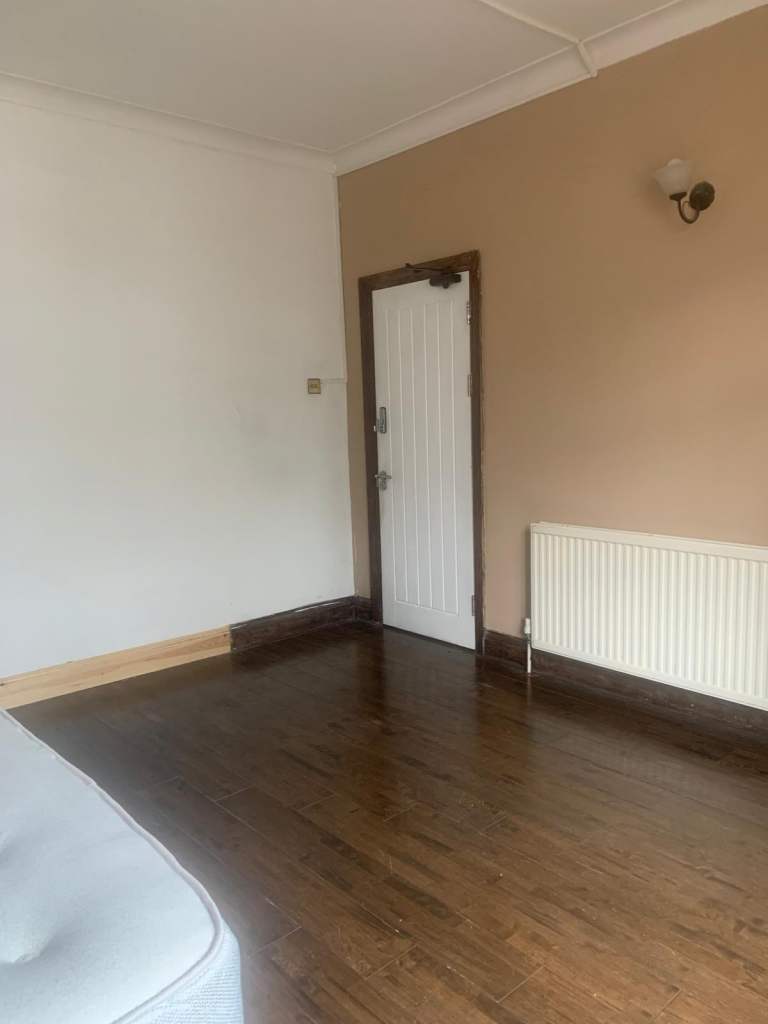 Spacious & Cosy double room for Rent IG2 7DL