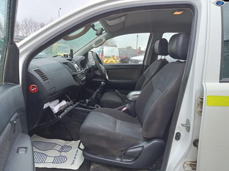 TOYOTA HILUX 2.5 D-4D Active White Manual Diesel 2016
