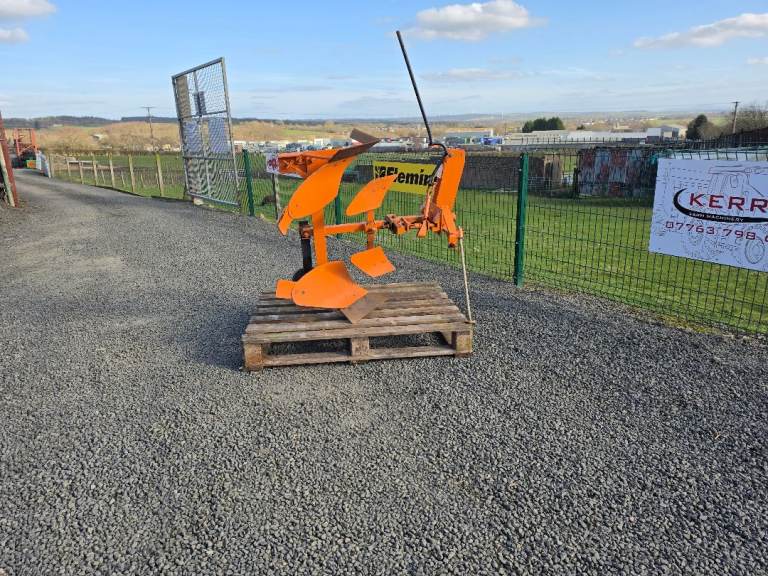 Compact tractor single furrow reversible plough 